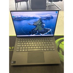 Dell Precision 5490 Core Ultra 7 32gb 500gb SSD RTX 2000 Ada 14.2In QHD+ Touchscreen